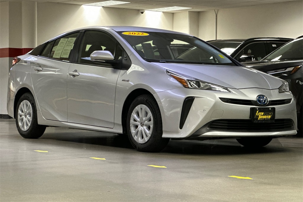 2022 Toyota Prius LE photo 2