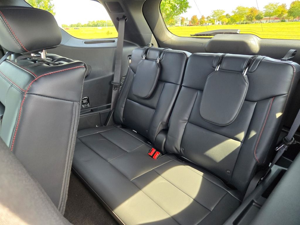 2025 Ford Explorer ST-Line photo 17
