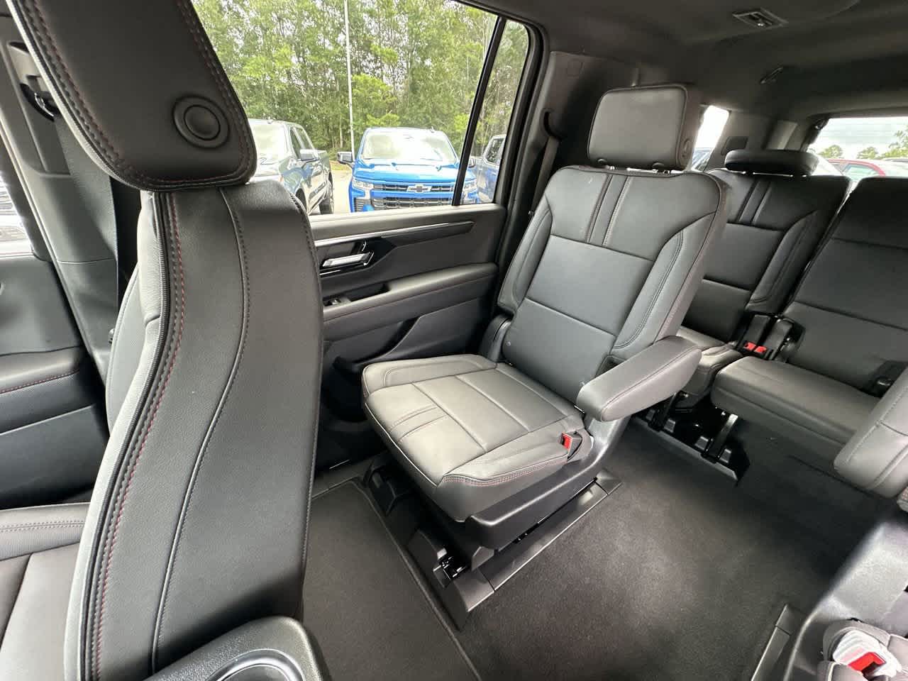 2025 Chevrolet Suburban RST photo 3