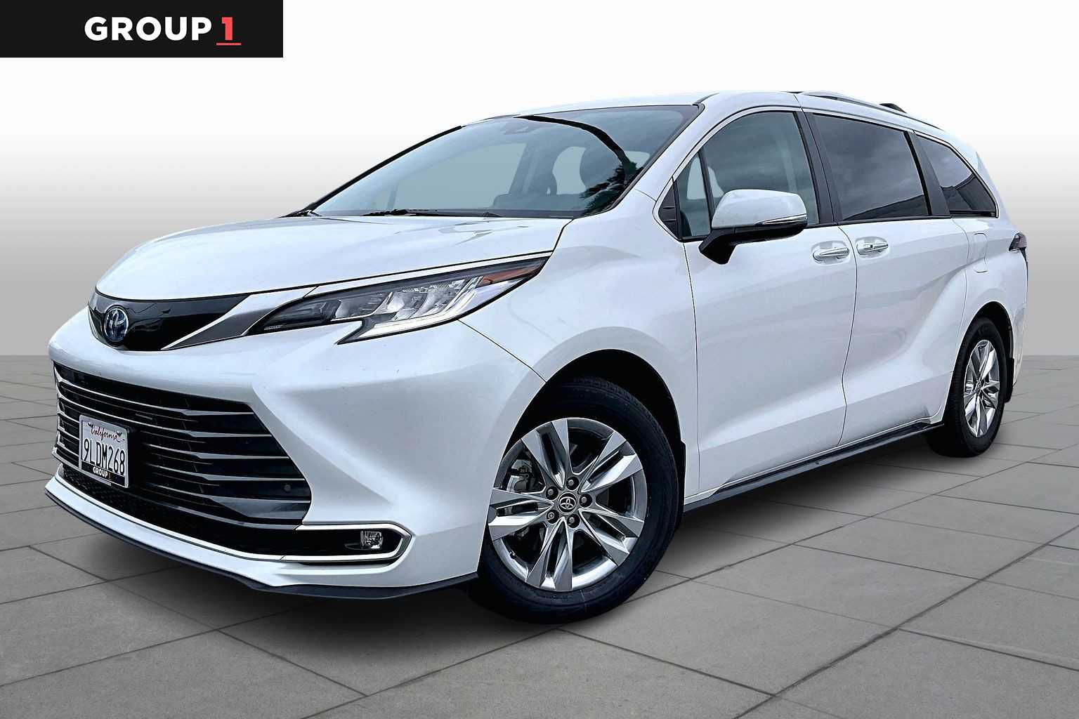 2024 Toyota Sienna Limited's photo