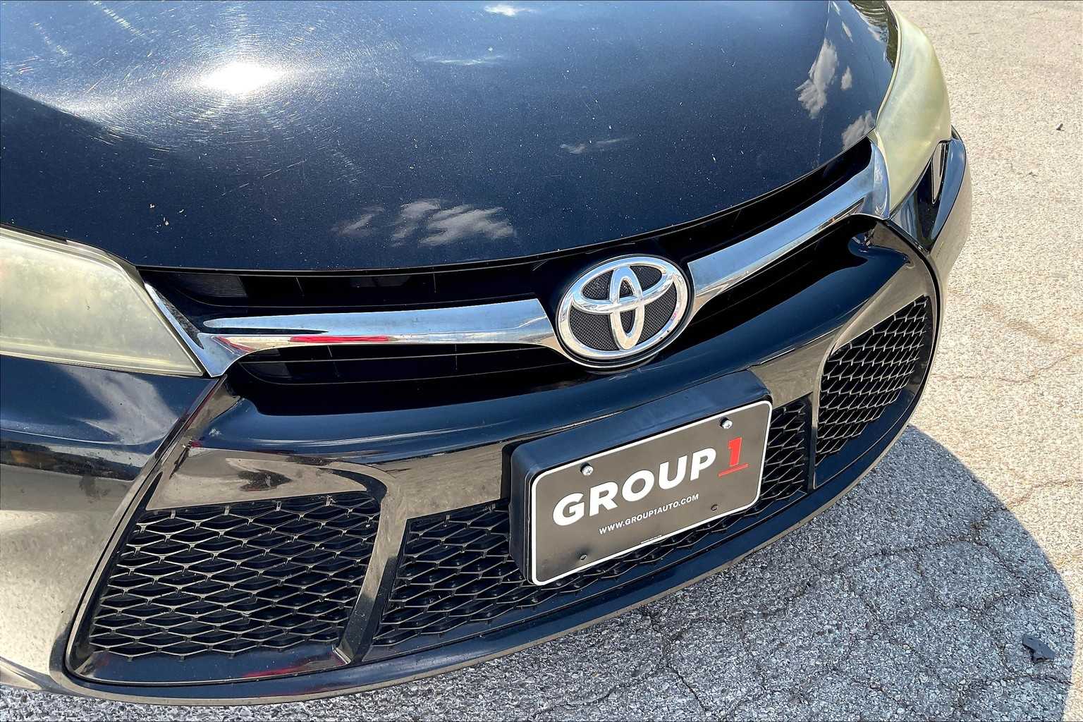 2016 Toyota Camry SE photo 28