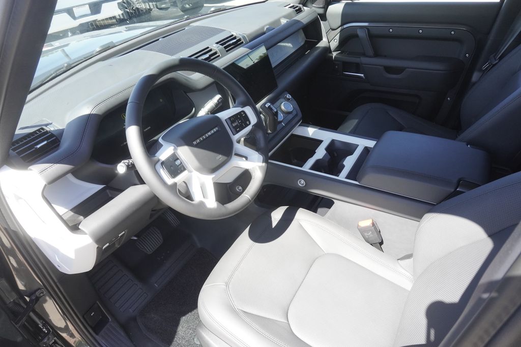 2025 Land Rover Defender 130 S photo 17