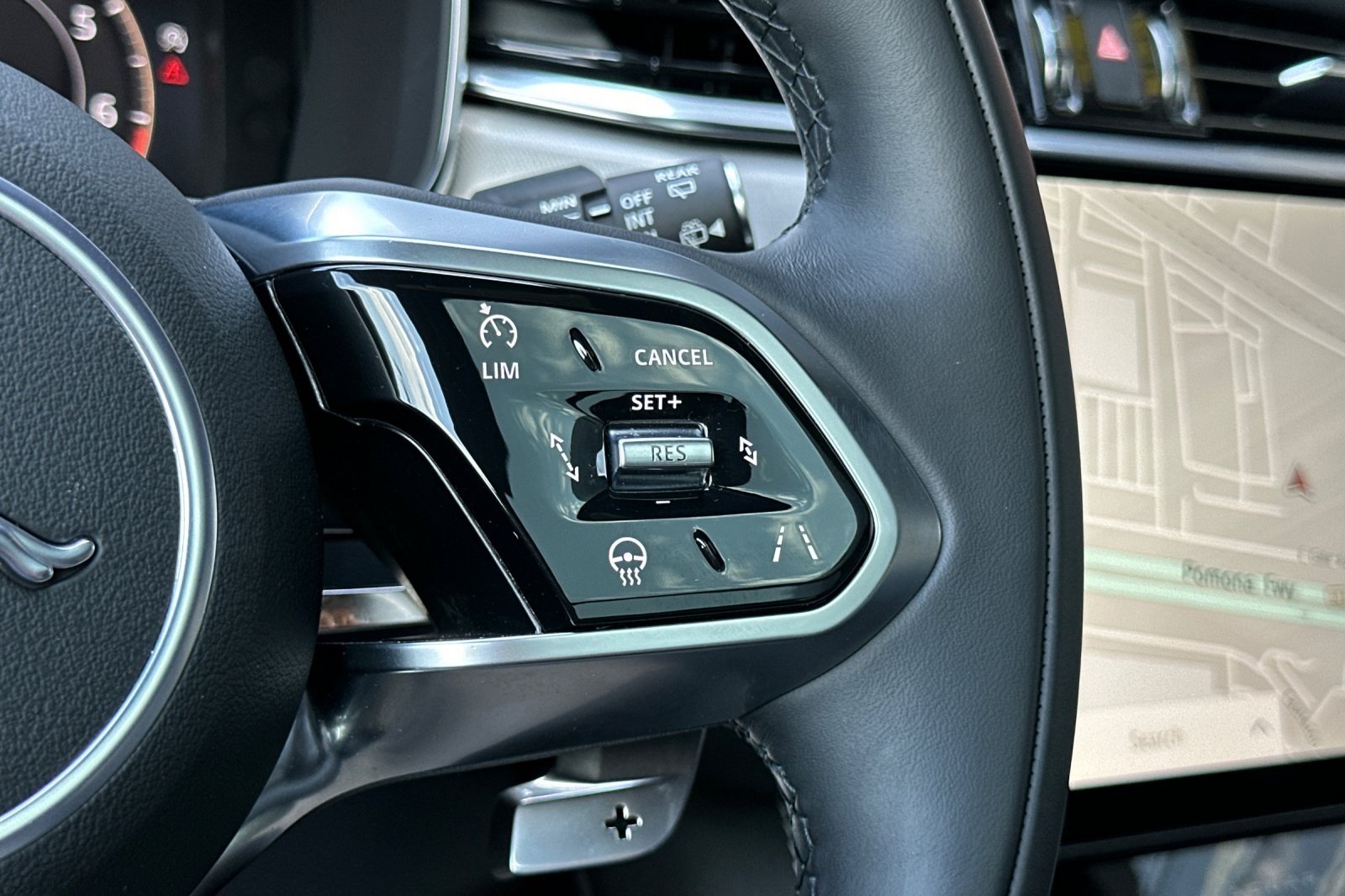 2025 Jaguar F-PACE P250 R-Dynamic S photo 24
