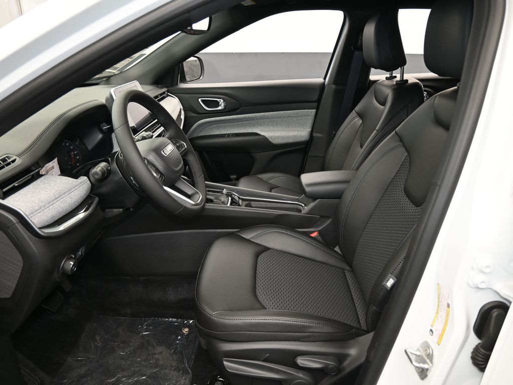 2025 Jeep Compass Latitude photo 4