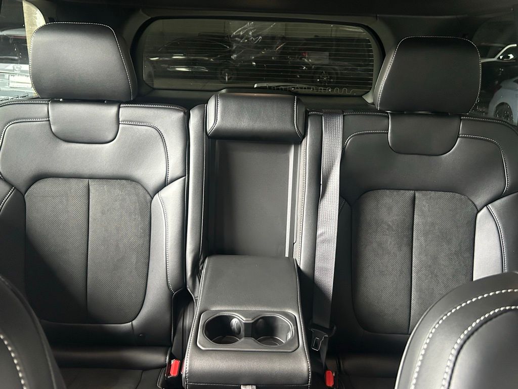 2025 Jeep Grand Cherokee Laredo Altitude photo 8