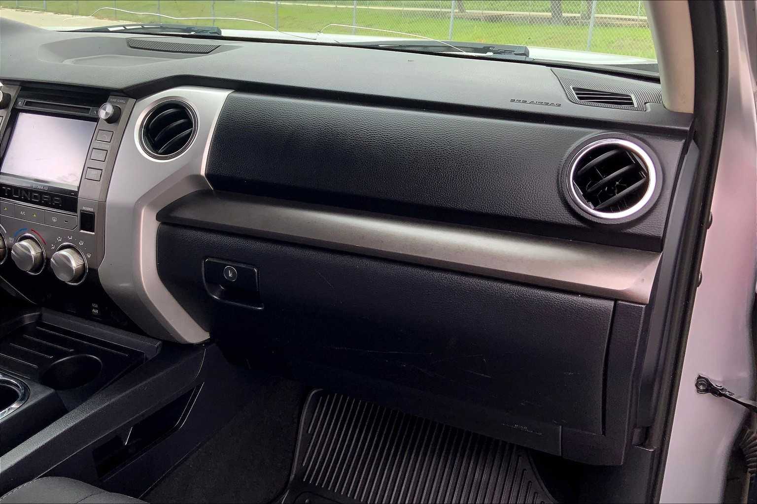 2017 Toyota Tundra SR5 photo 17