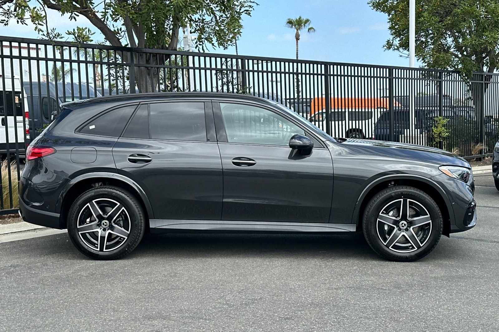 2025 Mercedes Benz GLC 300 photo 4