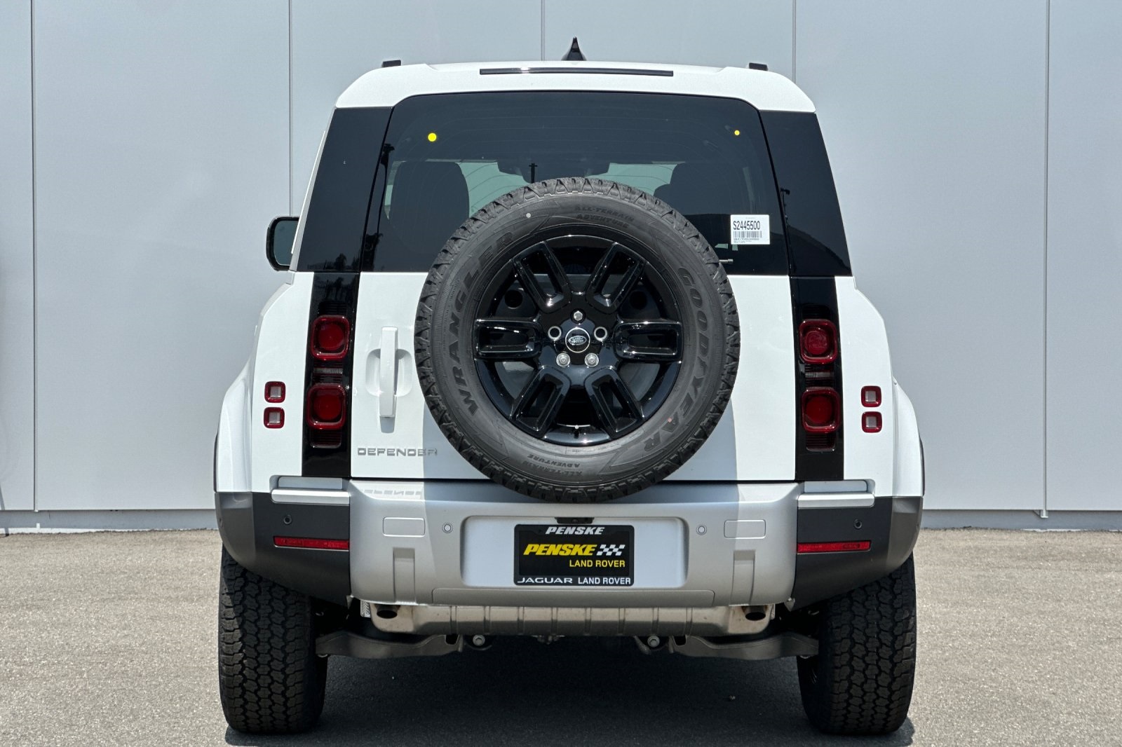 2025 Land Rover Defender 110 S photo 4