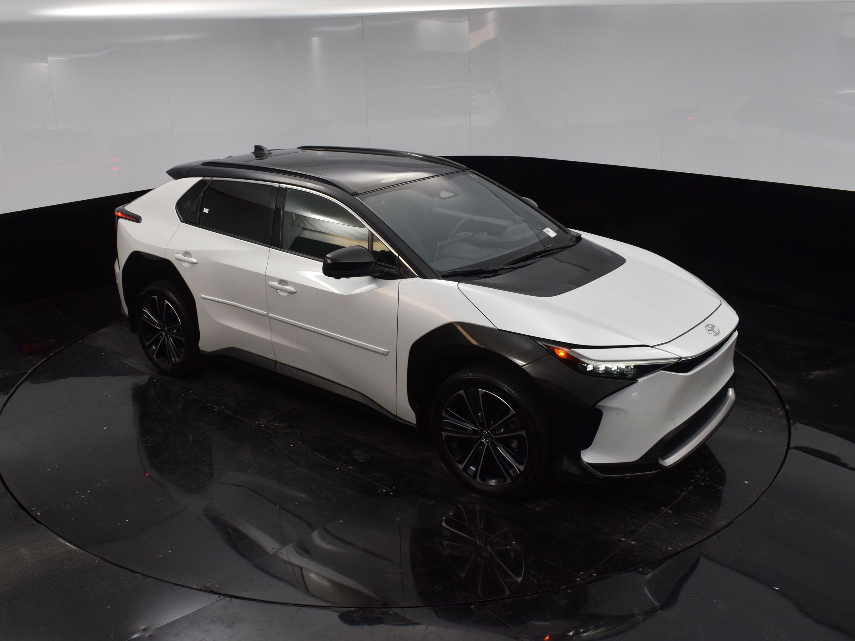 2024 Toyota bZ4X XLE photo 22