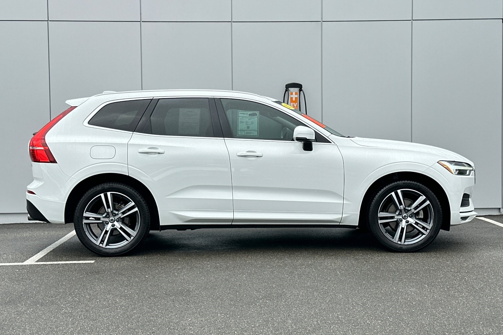 2021 Volvo XC60 T5 Momentum photo 7