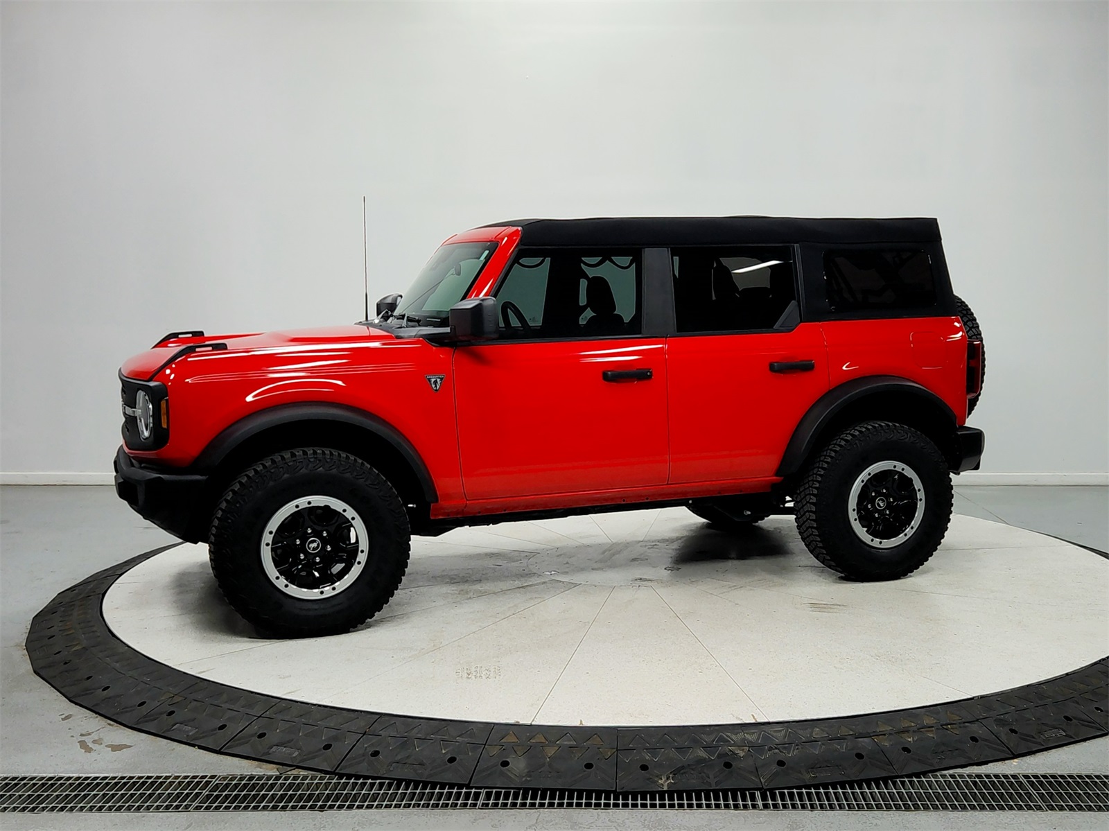 2023 Ford Bronco Base photo 3