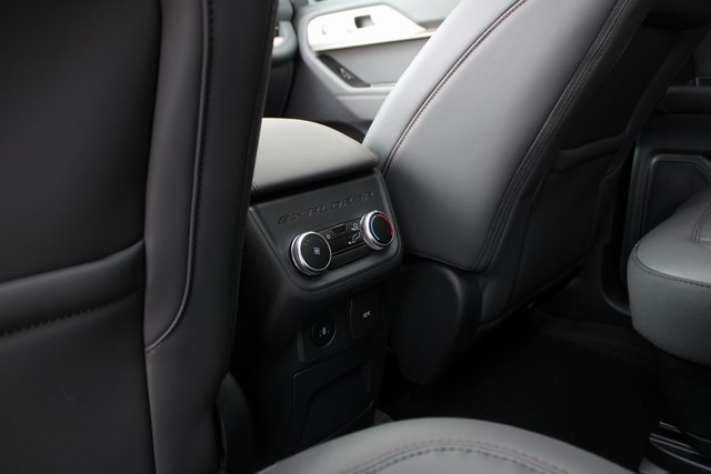 2025 Ford Explorer photo 3