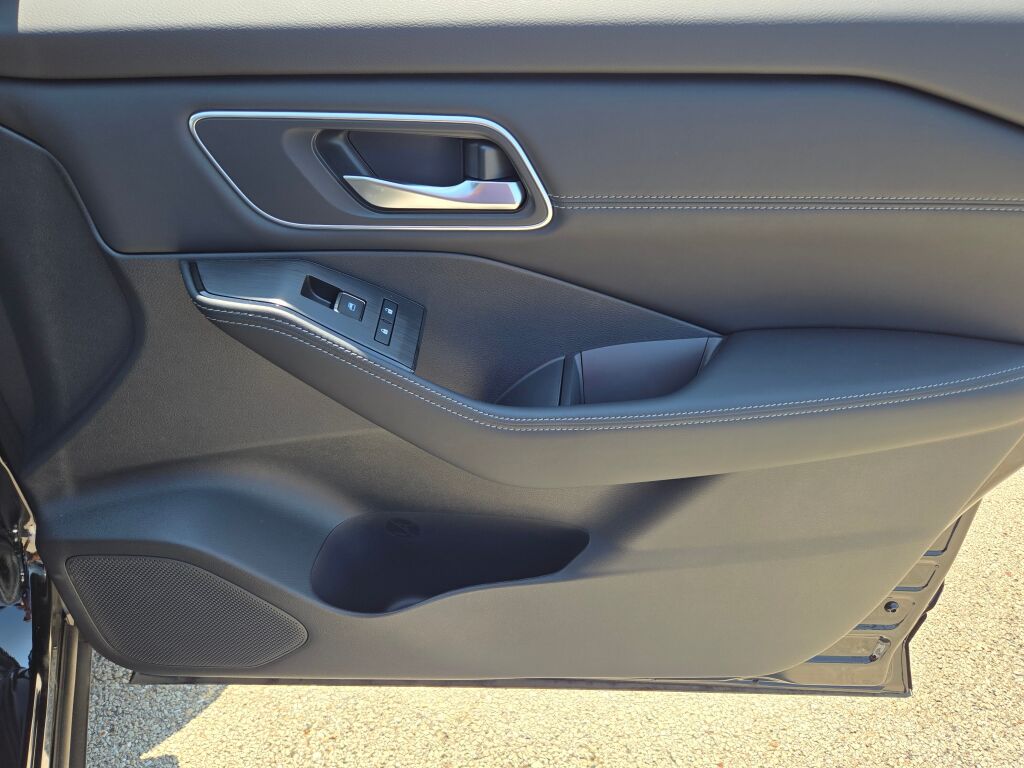 2025 Nissan Rogue Platinum photo 4