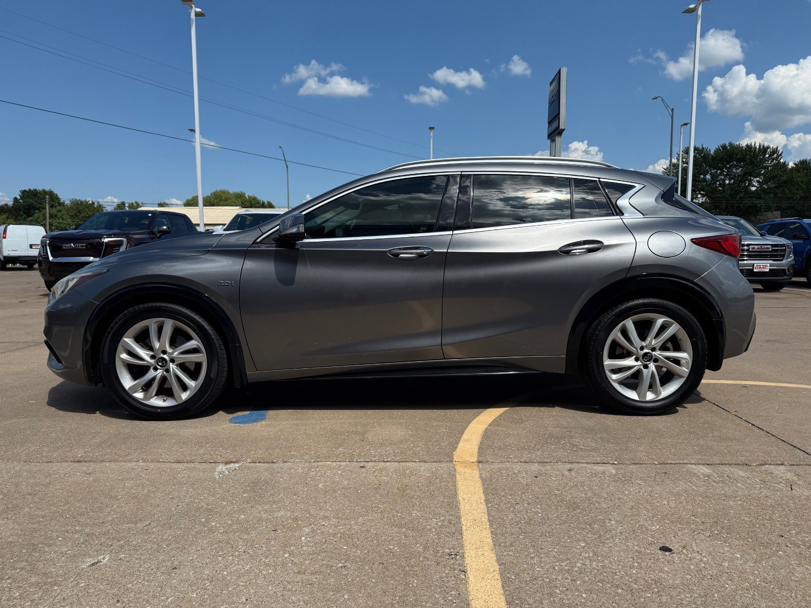 2017 Infiniti QX30 Premium photo 4