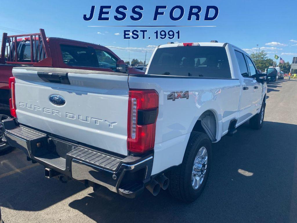 2023 Ford F-350 XLT photo 3