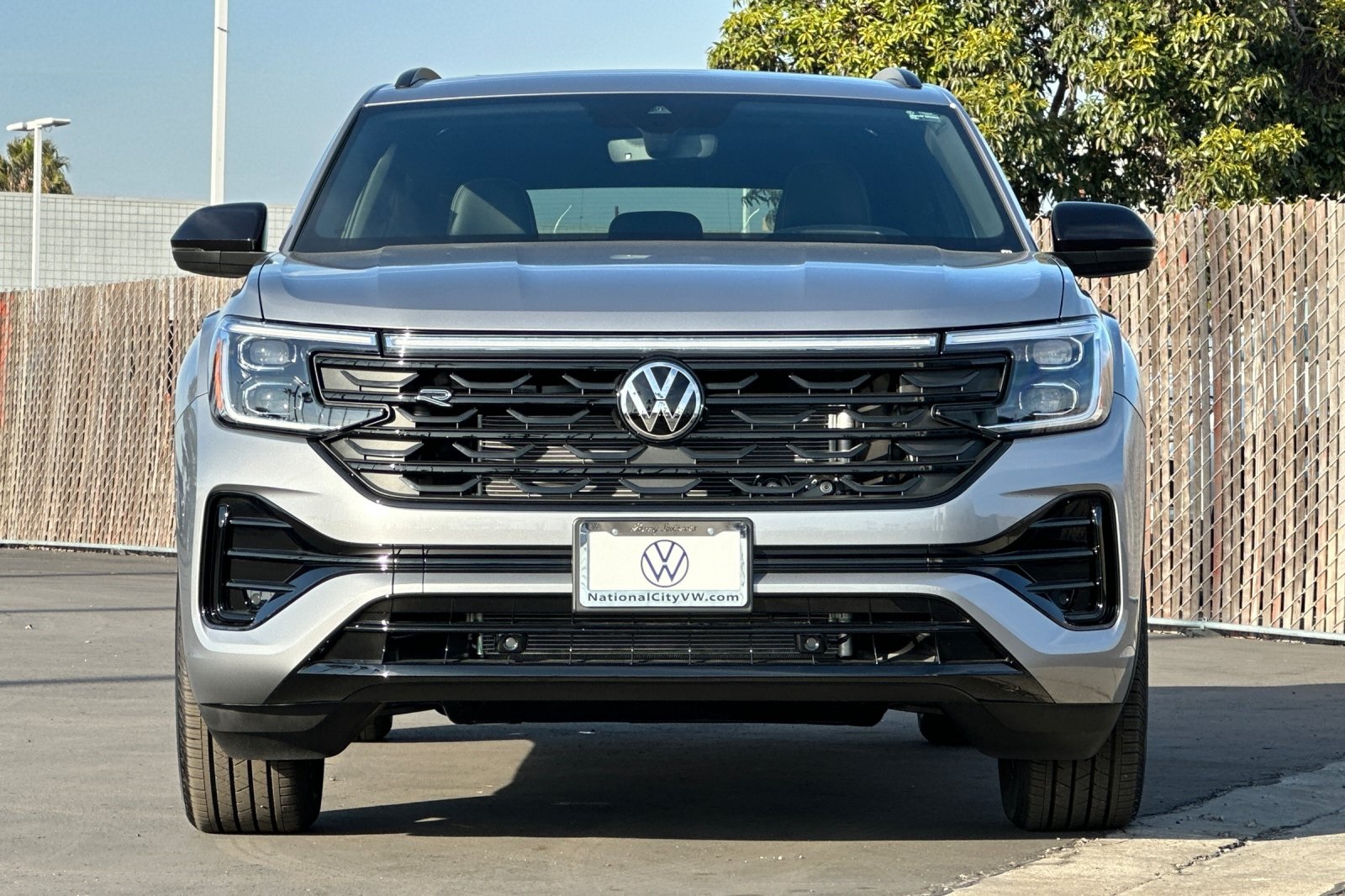 2025 Volkswagen Atlas Cross Sport SEL R-Line photo 3