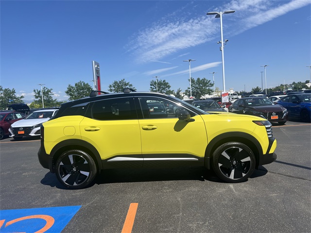2025 Nissan Kicks SR photo 2