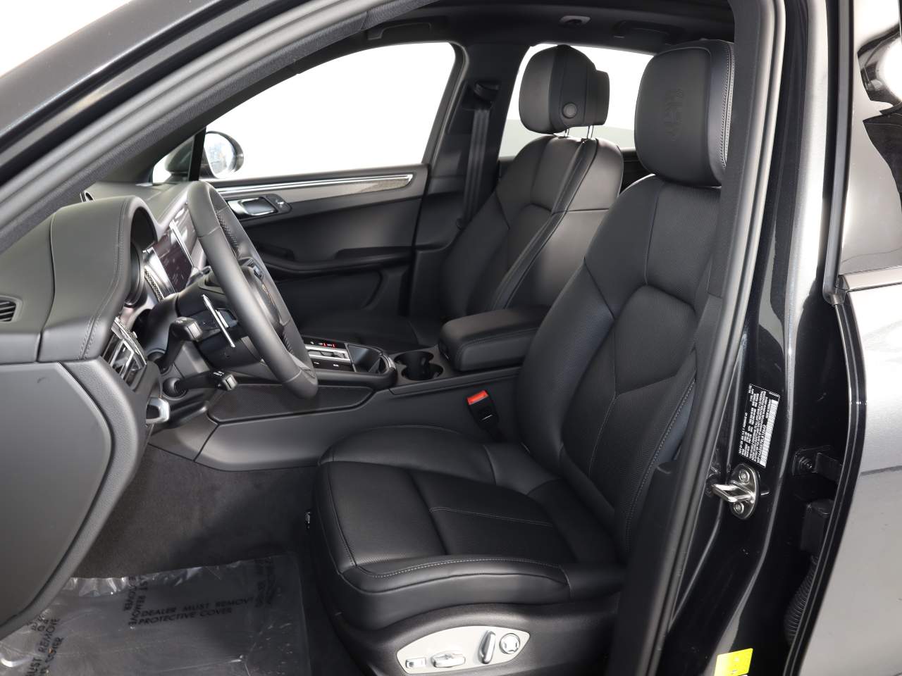 2025 Porsche Macan T photo 2