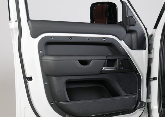 2025 Land Rover Defender 110 X-Dynamic SE photo 19
