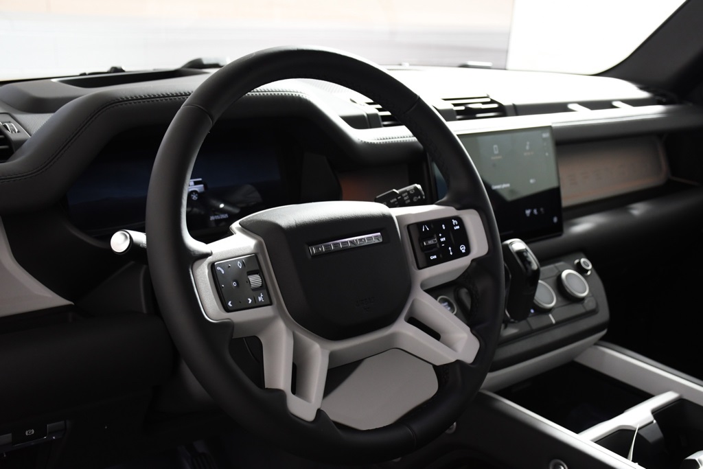 2025 Land Rover Defender 130 X-Dynamic SE photo 12