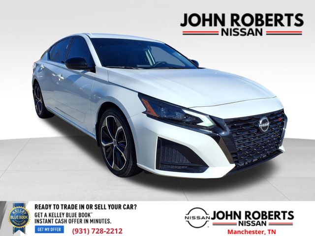 2023 Nissan Altima SR's photo
