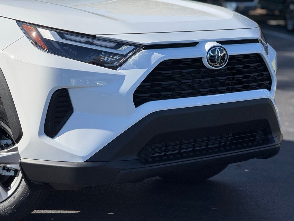 2025 Toyota RAV4 XLE photo 4
