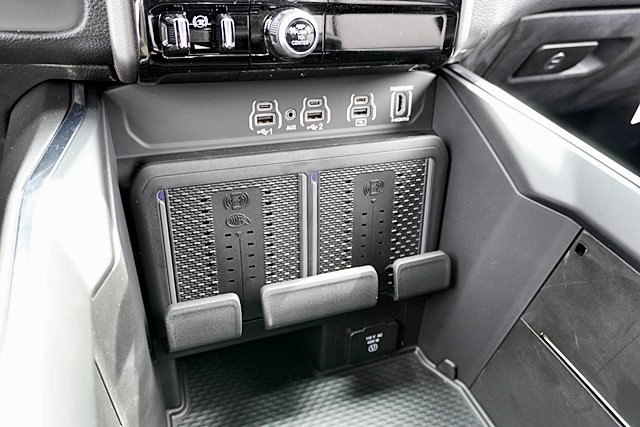 New 2026 Bright White Clear-Coat Exterior Paint RAM Laramie image 37