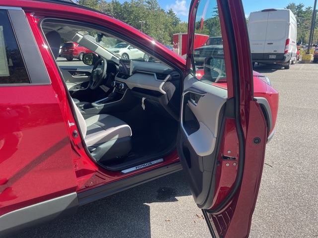 2025 Toyota RAV4 XLE photo 11
