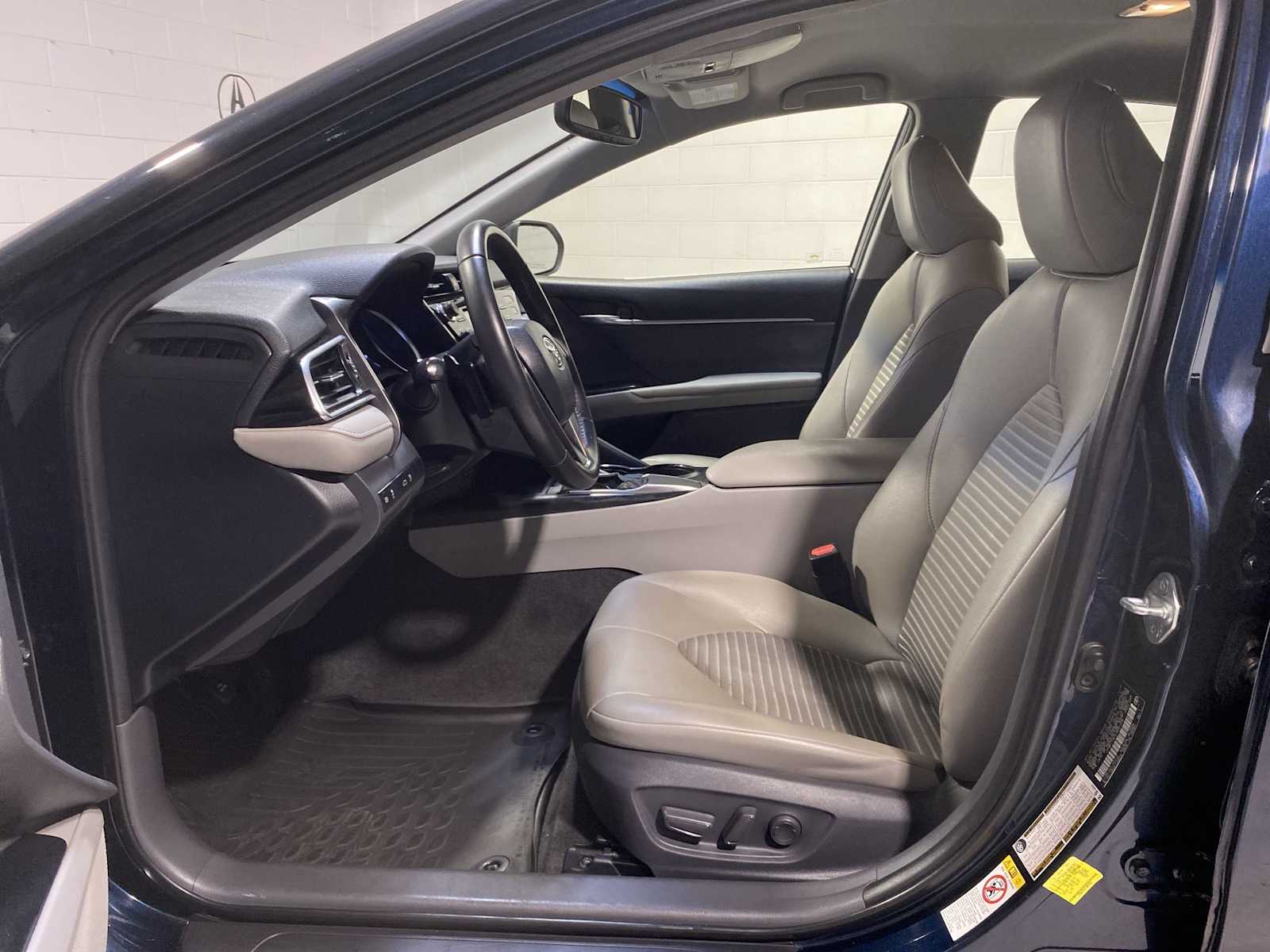 2018 Toyota Camry SE photo 2