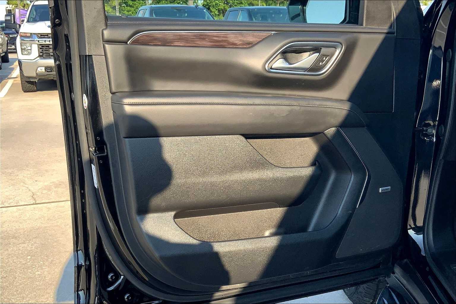 2024 Chevrolet Suburban LT photo 19