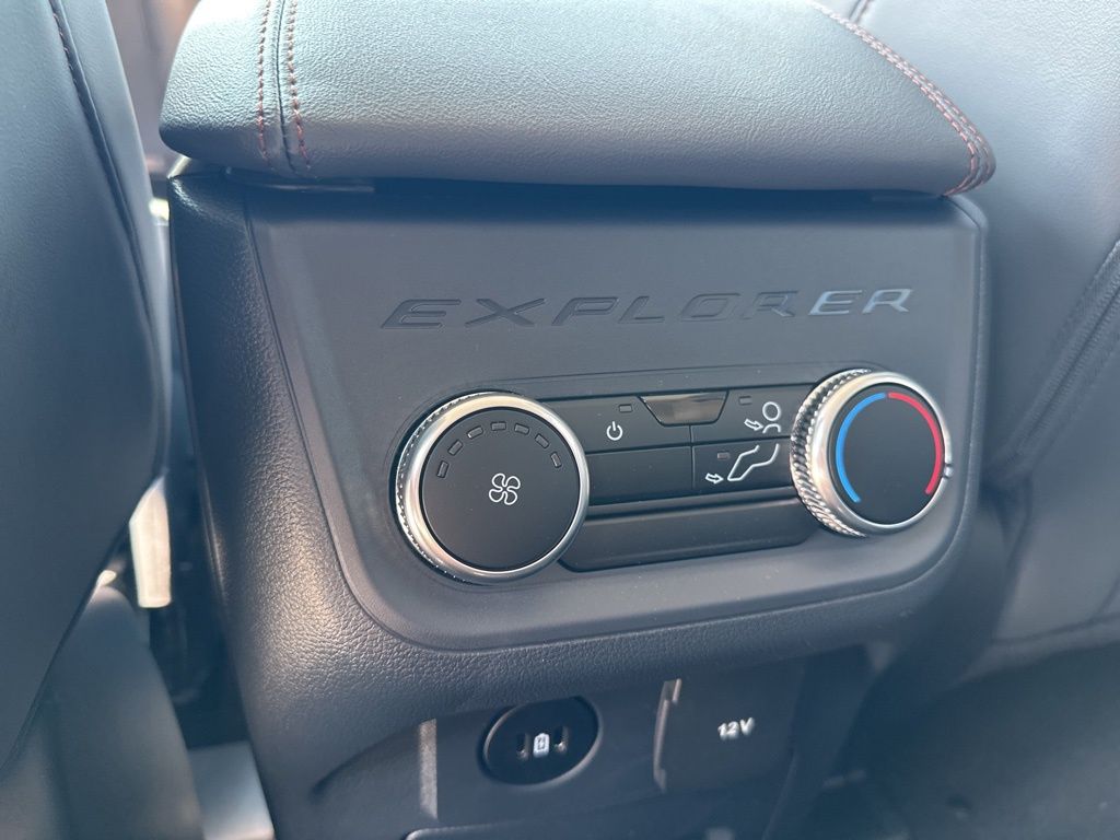 2025 Ford Explorer photo 32