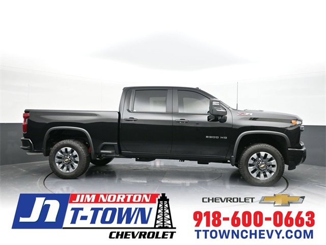 2025 Chevrolet Silverado HD Custom's photo