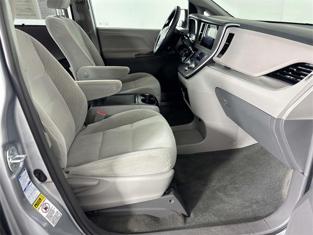 2017 Toyota Sienna LE photo 8