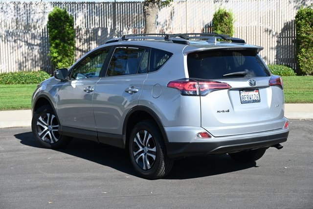2018 Toyota RAV4 LE photo 4