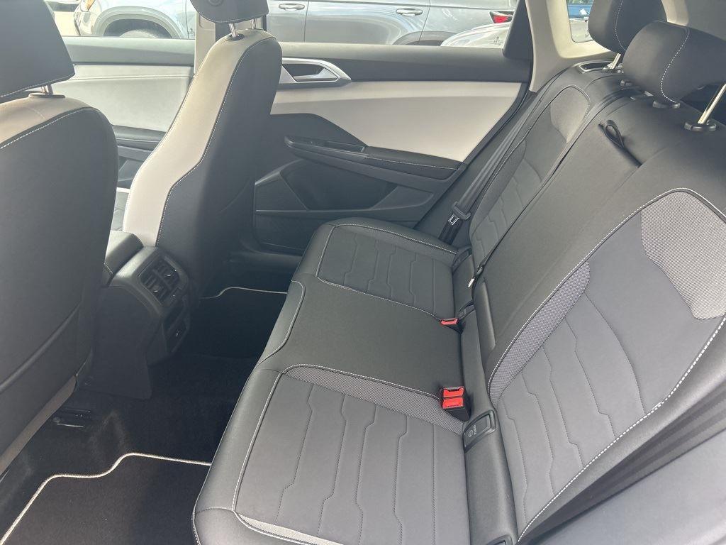 2025 Volkswagen Taos SE photo 10