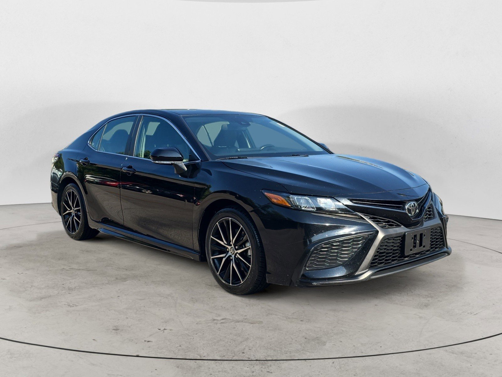 2023 Toyota Camry SE's photo
