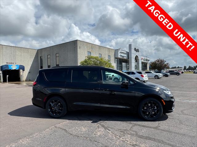 2026 Chrysler Pacifica Limited's photo