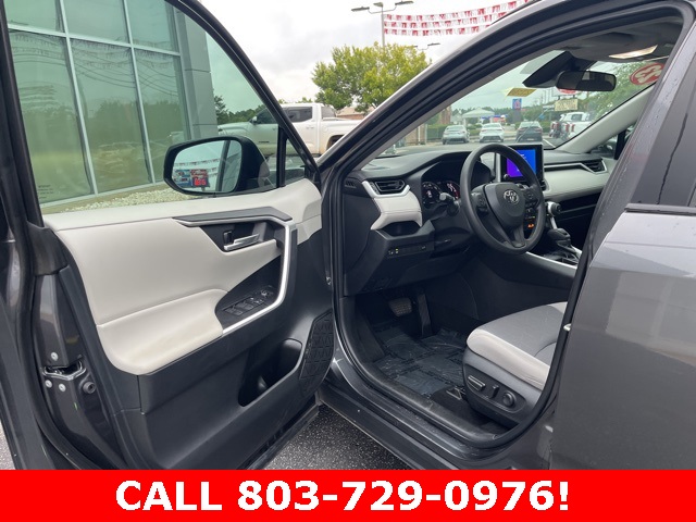 2023 Toyota RAV4 XLE photo 2