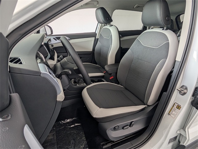 2025 Volkswagen Taos SE photo 5