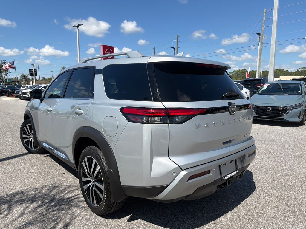 2025 Nissan Pathfinder Platinum photo 2