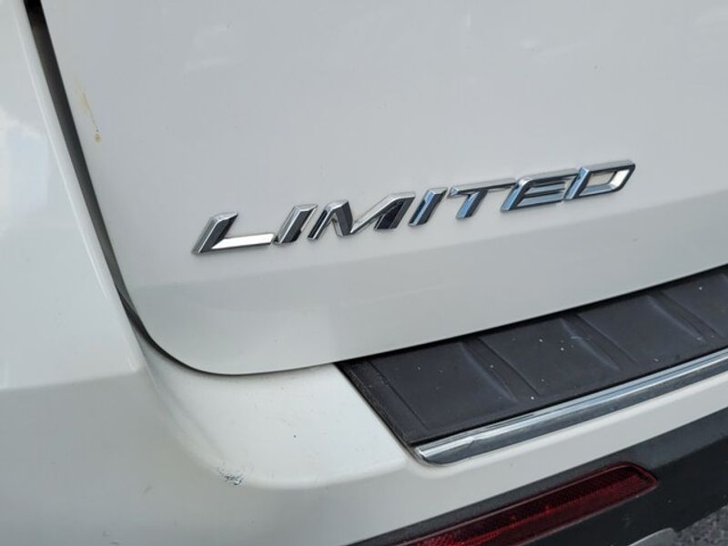 2022 Ford Explorer Limited photo 9