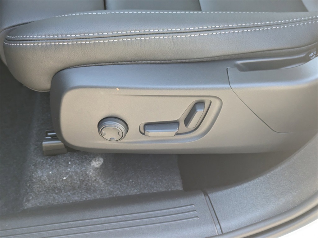 2025 Volvo XC40 Plus photo 13