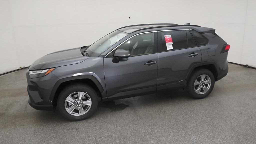 2025 Toyota RAV4 Hybrid XLE photo 3