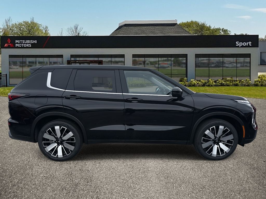 2025 Mitsubishi Outlander SE photo 2