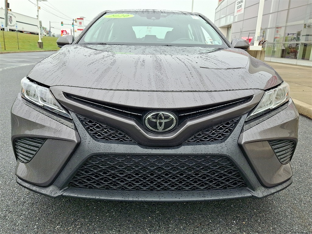2020 Toyota Camry SE photo 2