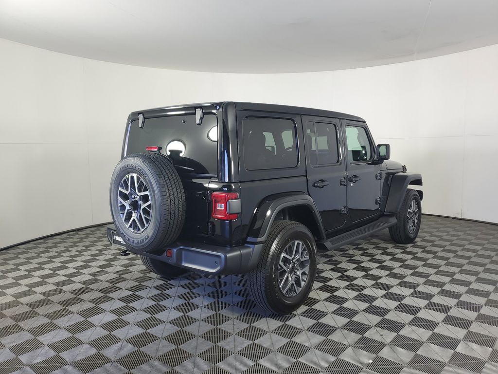 2025 Jeep Wrangler Sahara photo 4