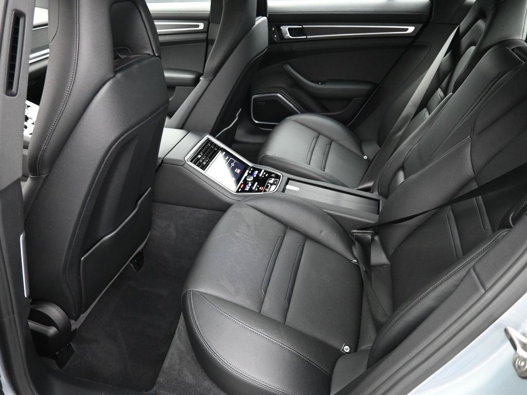 2022 Porsche Panamera E-Hybrid 4 photo 6