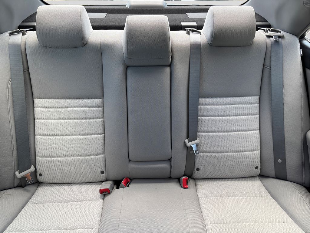 2016 Toyota Camry LE photo 16