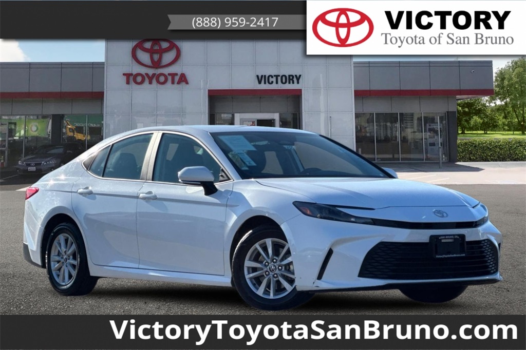 2025 Toyota Camry LE's photo