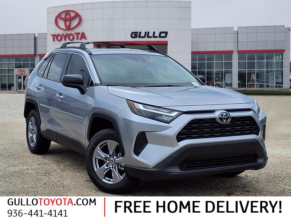 2025 Toyota RAV4 LE's photo